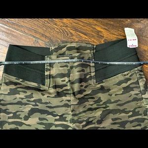 Simply Vera womens  pull on stretch pants.  Camo Large